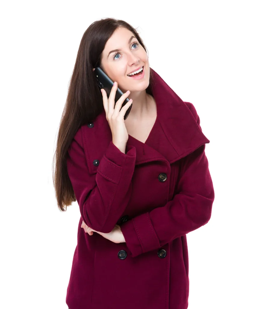 Mujer hablando con el teléfono móvil a la agencia de marketing local